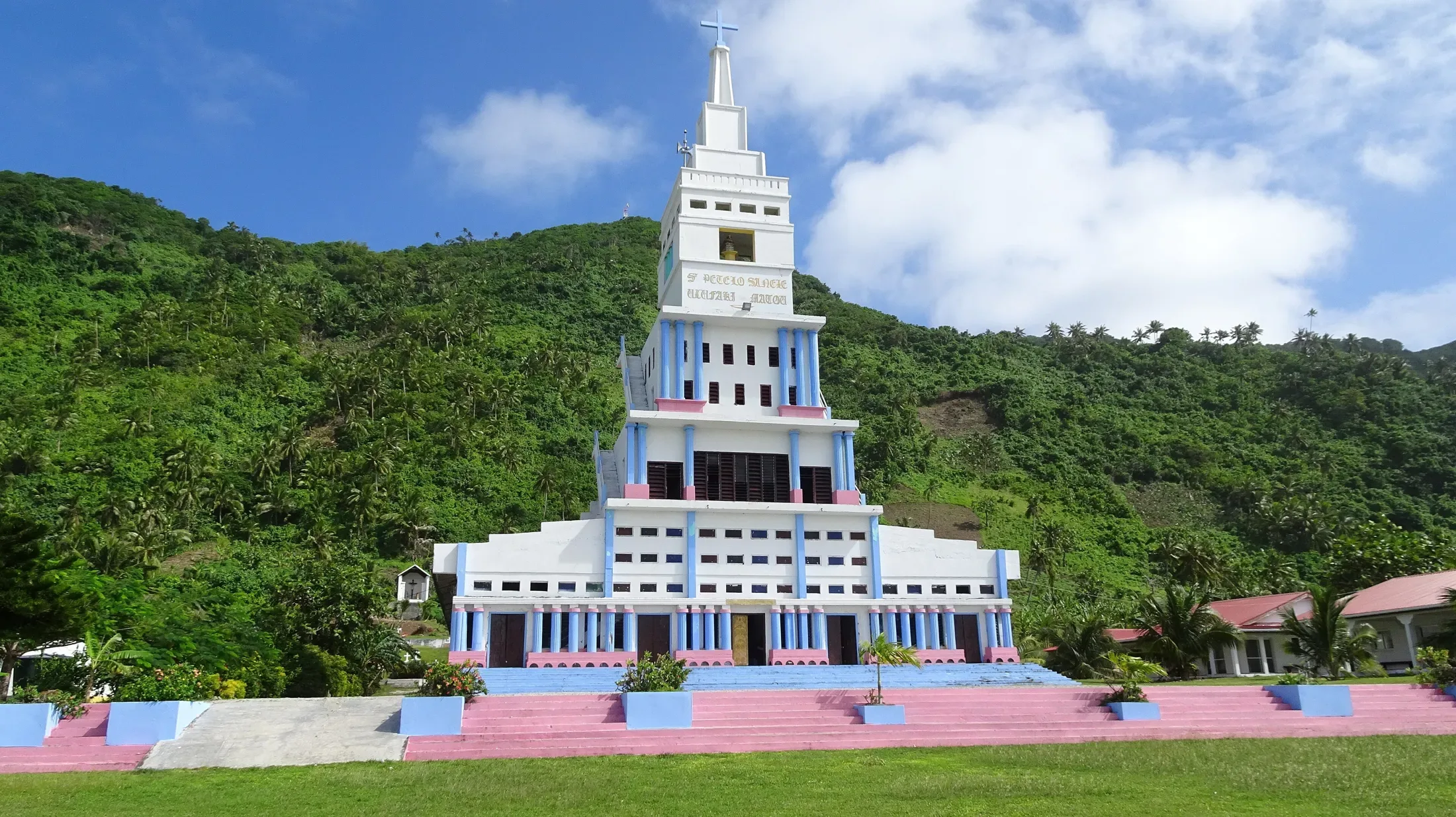 Saint Pierre Chanel Basilica, Poi